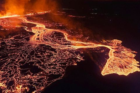 Ein Vulkan im Südwesten Islands spuckt rote Lava durch eine neue Spalte auf der Halbinsel Reykjanes