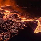 Ein Vulkan im Südwesten Islands spuckt rote Lava durch eine neue Spalte auf der Halbinsel Reykjanes