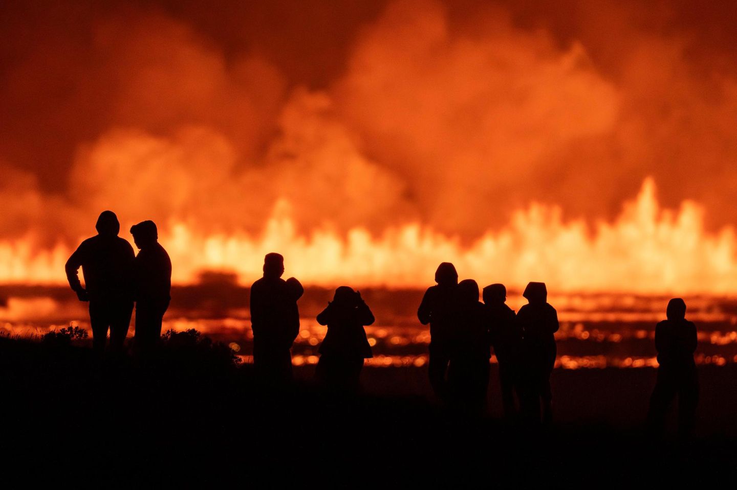 Touristen und Besucher versuchen einen Blick auf die Eruption am Vulkansystem Svartsengi zu werfen