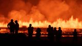 Touristen und Besucher versuchen einen Blick auf die Eruption am Vulkansystem Svartsengi zu werfen