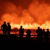 Touristen und Besucher versuchen einen Blick auf die Eruption am Vulkansystem Svartsengi zu werfen