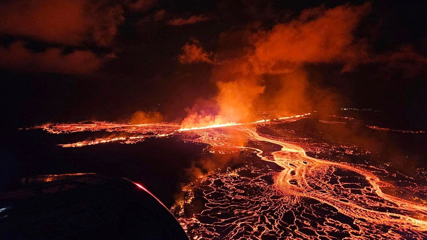Ein Vulkan auf Island spuckt Lava durch eine Spalte auf der Halbinsel Reykjanes