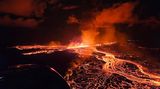 Ein Vulkan auf Island spuckt Lava durch eine Spalte auf der Halbinsel Reykjanes