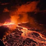 Ein Vulkan auf Island spuckt Lava durch eine Spalte auf der Halbinsel Reykjanes