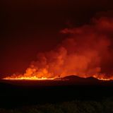 Vulkanausbruch von der Kreuzung zwischen Reykjanesbraut und der Straße nach Grindavik gesehen