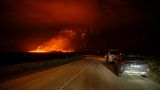 Vulkanausbruch auf Island ist von der Kreuzung zwischen Reykjanesbraut und der Straße nach Grindavik zu sehen