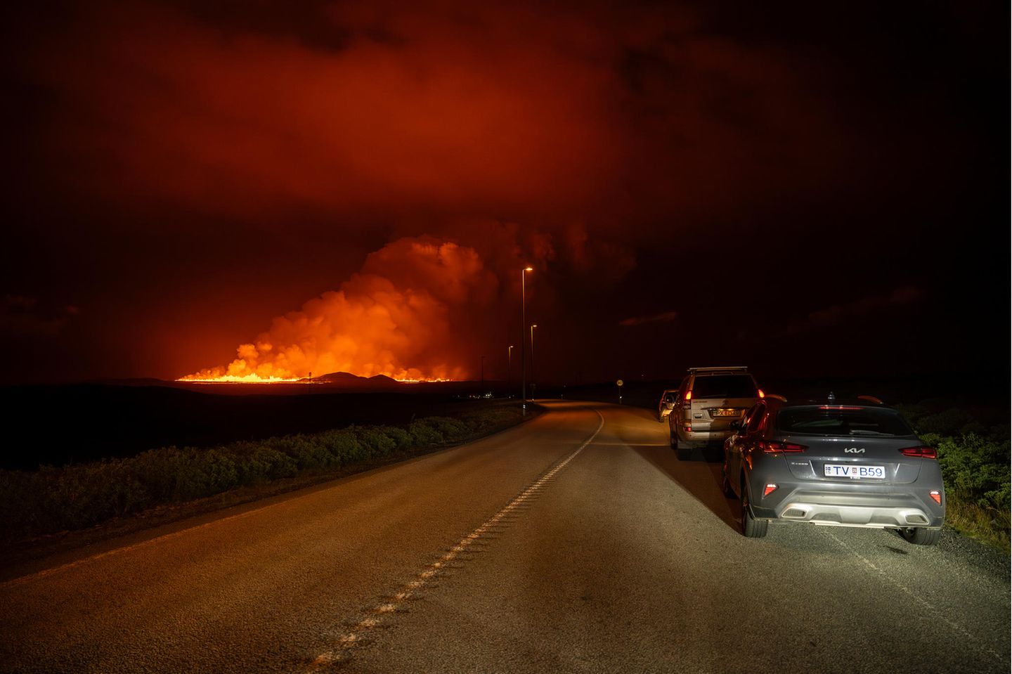 Evakuierung aus Sicherheitsgründen Vulkanausbruch auf Island ist von der Kreuzung zwischen Reykjanesbraut und der Straße nach Grindavik zu sehen
