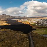 Lavastrom aus einem Vulkan in Grindavík, Island, bedeckt eine Straße