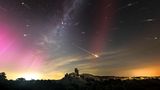 Polarlichter flimmern über Corfe Castle. in der Mitte des Bildes: Sternschnuppen