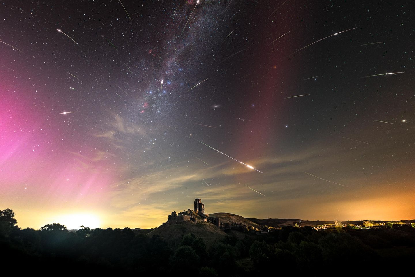 Woher stammt diese Sternschnuppe? Polarlichter flimmern über Corfe Castle. in der Mitte des Bildes: Sternschnuppen