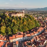 Burg auf einem bewaldeten Hügel