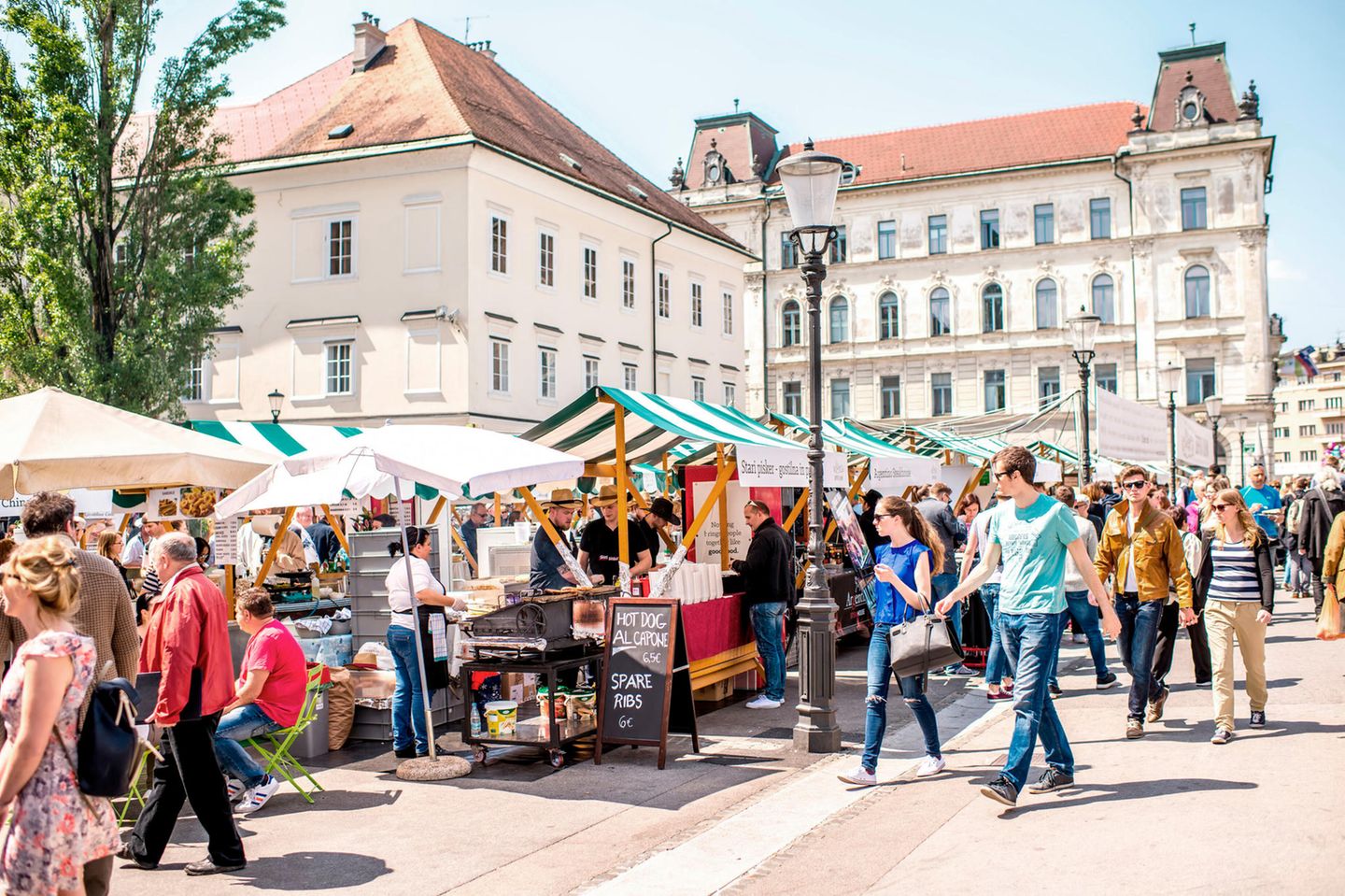 Paprikaberge und Delikatessen: der zentrale Markt  Marktplatz mit vielen Menschen