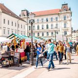 Marktplatz mit vielen Menschen