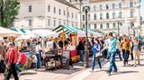 Marktplatz mit vielen Menschen