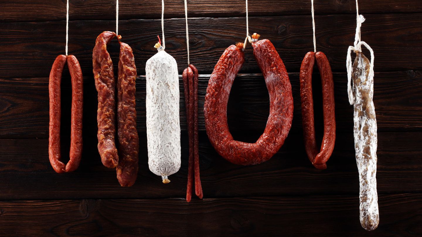 Bei einem ohnehin stark erhöhten Diabetesrisiko könnte es sich lohnen, den eigenen Wurstkonsum zu überdenken. 