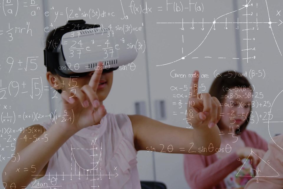 Mädchen sieht durch eine Virtual-Reality-Brille Zahlen und Formeln 1.8963