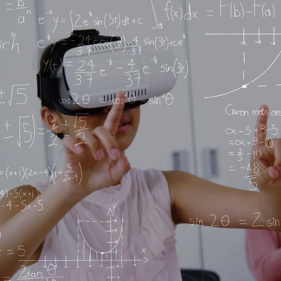 Mädchen sieht durch eine Virtual-Reality-Brille Zahlen und Formeln