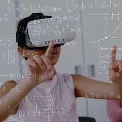 Mädchen sieht durch eine Virtual-Reality-Brille Zahlen und Formeln