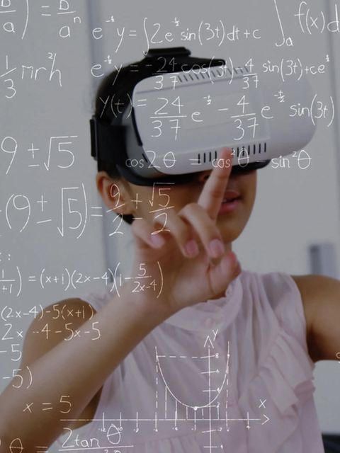 Mädchen sieht durch eine Virtual-Reality-Brille Zahlen und Formeln