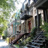 eine Reihe typischer montrealer Häuser mit zwei Ebenen