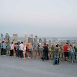 Menschen, die die Aussicht betrachten und fotografieren