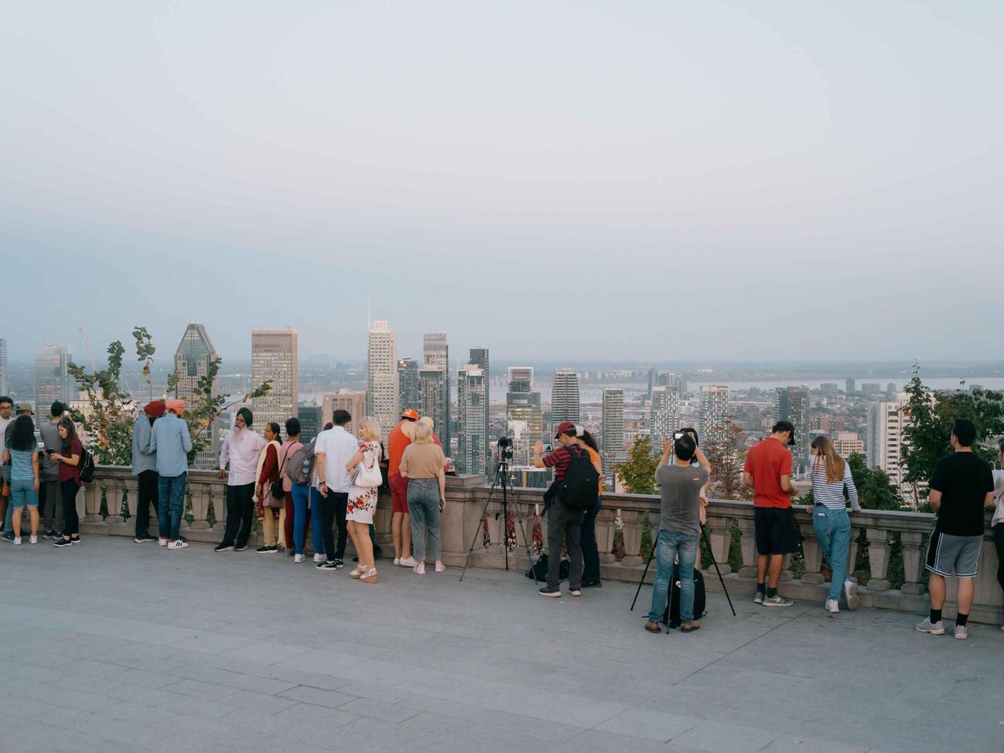 Menschen, die die Aussicht betrachten und fotografieren