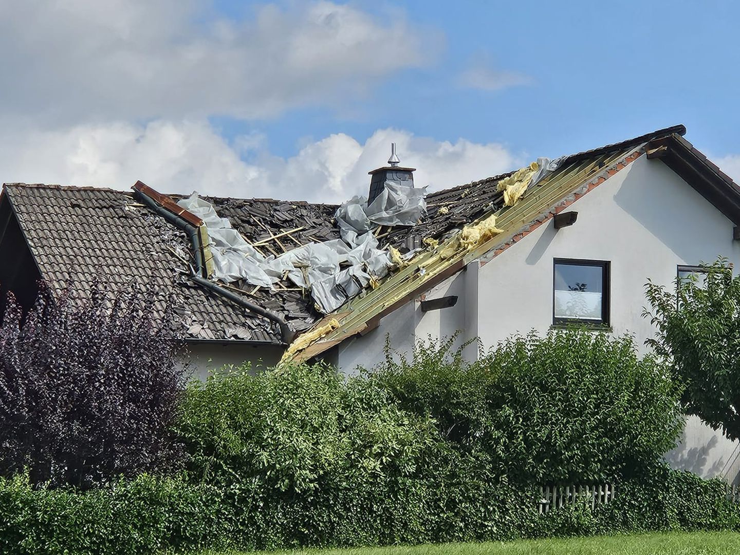 Das Dach eines Wohnhauses ist nach einem Unwetter in Attendorn bei Olpe in Nordrhein-Westfalen zerstört. Die massiven Schäden hat wahrscheinlich ein Tornado angerichtet