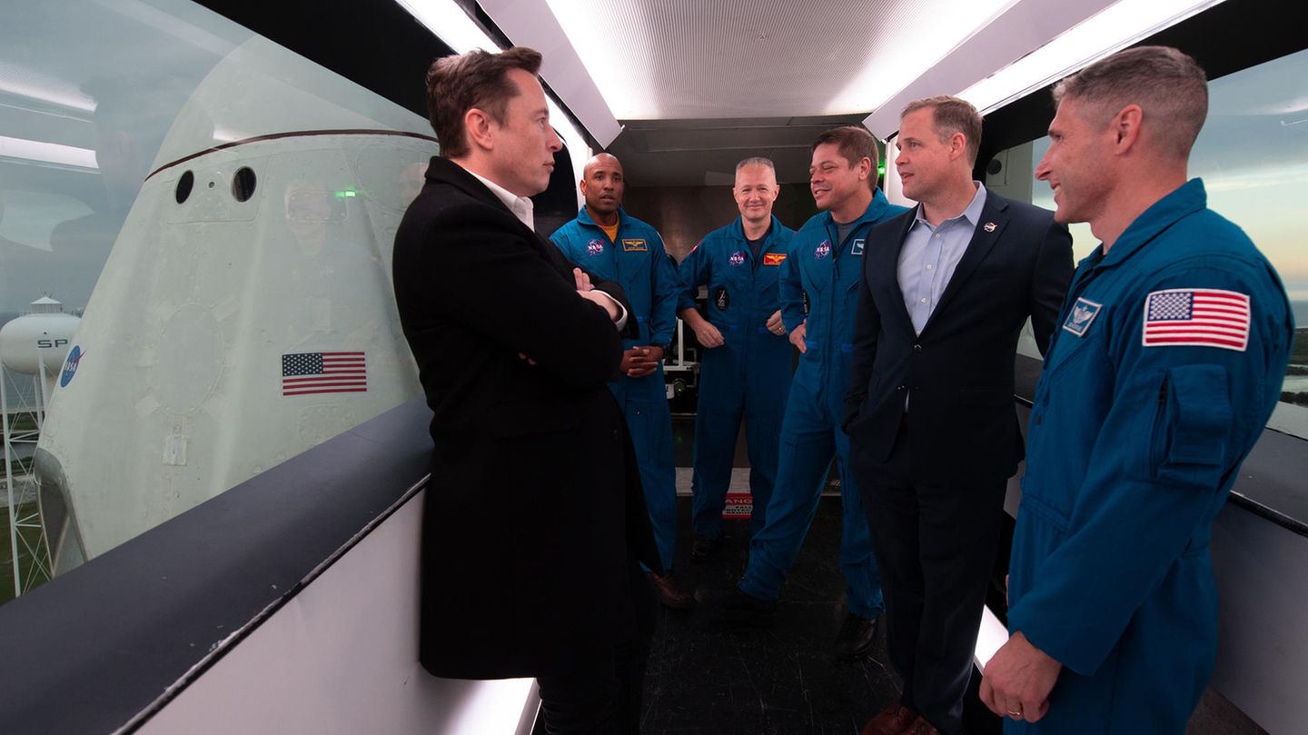 Vor dem ersten Orbitalflug seines Raumschiffs "Crew Dragon" 2019 trifft Elon Musk auf NASA-Astronauten sowie den damaligen Administrator der NASA, Jim Bridenstine (Zweiter von rechts). Seitdem haben sich die Machtverhältnisse in der Zusammenarbeit von SpaceX und NASA zugunsten von Musks Firma gedreht