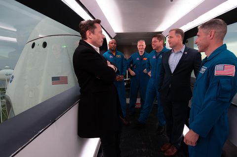 Vor dem ersten Orbitalflug seines Raumschiffs "Crew Dragon" 2019 trifft Elon Musk auf NASA-Astronauten sowie den damaligen Administrator der NASA, Jim Bridenstine (Zweiter von rechts). Seitdem haben sich die Machtverhältnisse in der Zusammenarbeit von SpaceX und NASA zugunsten von Musks Firma gedreht