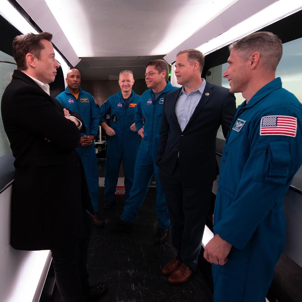 Vor dem ersten Orbitalflug seines Raumschiffs "Crew Dragon" 2019 trifft Elon Musk auf NASA-Astronauten sowie den damaligen Administrator der NASA, Jim Bridenstine (Zweiter von rechts). Seitdem haben sich die Machtverhältnisse in der Zusammenarbeit von SpaceX und NASA zugunsten von Musks Firma gedreht