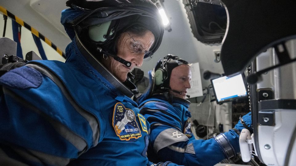 Sunita Williams und Barry Wilmore bringen viel Erfahrung mit: Für sie ist es der vierte Flug in den Weltraum, für ihn der dritte. Dennoch muss selbst für sie die pannenreiche Reise eine Extremerfahrung sein