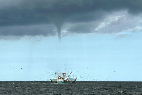 Ein Tornado bildet sich über einem schwimmenden Fischerboot vor der Insel Borkum