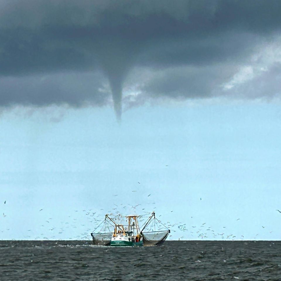 Ein Tornado bildet sich über einem schwimmenden Fischerboot vor der Insel Borkum