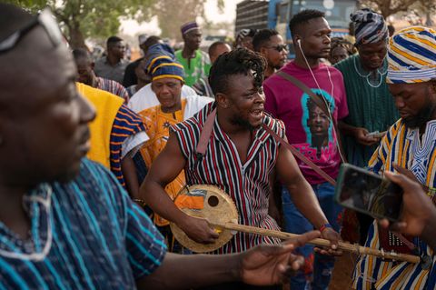Der Musiker Stevo Atambire verdient sein Geld als Beerdigungssänger in Ghana. Für seine Lieder mixt er mit seiner Kologo regional typische Rhythmen mit Hip-Hop und Reggae. Bei den Bestattungen wird er umringt von Trauernden und Fans
