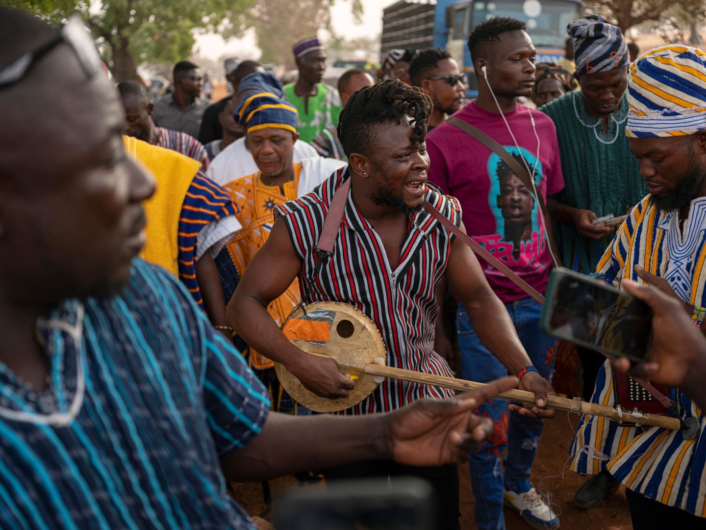 Der Musiker Stevo Atambire verdient sein Geld als Beerdigungssänger in Ghana. Für seine Lieder mixt er mit seiner Kologo regional typische Rhythmen mit Hip-Hop und Reggae. Bei den Bestattungen wird er umringt von Trauernden und Fans