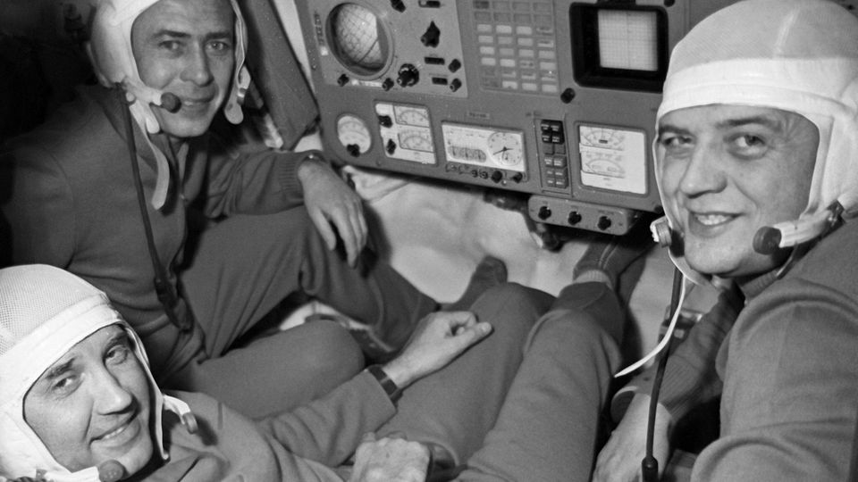 Georgi Dobrowolski, Wiktor Pazajew und Wladislav Wolkow (v. l.) hatten schon zusammen trainiert, wie hier auf dem Bild. Drei Wochen verbrachten sie dann gemeinsam auf der ersten Weltraumstation Saljut-1. Alles lief gut – bis sich eine Lüftungsklappe ungeplant öffnete