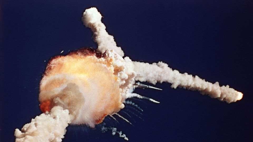 Es sollte ein stolzer Tag werden, stattdessen wurde er zur Katastrophe: Kurz vor Mittag Ortszeit explodierte am 28. Januar 1986 die Challenger-Raumfähre nur 73 Sekunden nach dem Start. Schuld war ein winziges Bauteil