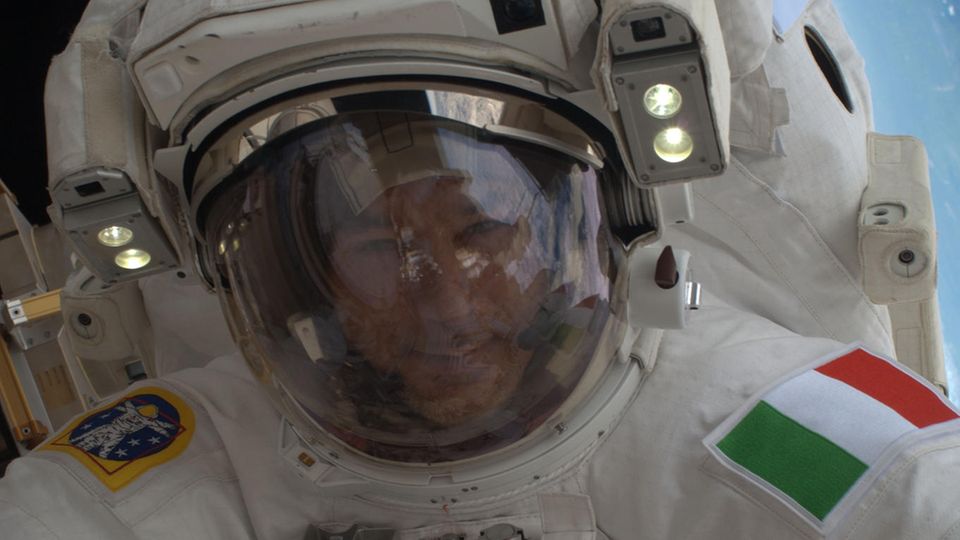 Fast wäre er nicht zurückgekehrt: Bei einem Weltraumspaziergang füllte sich der Helm von Astronaut Luca Parmitano mit Wasser, sodass er kaum mehr sehen und hören konnte