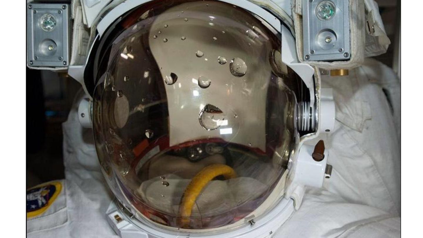 Ein Test sollte überprüfen, wieso sich der Helm eines Weltraumanzugs auf der ISS-Expedition 36 plötzlich mit Wasser füllte. Fast wäre Astronaut Luca Parmitano auf einem Weltraumspaziergang deshalb verunglückt