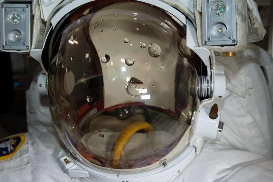 Ein Test sollte überprüfen, wieso sich der Helm eines Weltraumanzugs auf der ISS-Expedition 36 plötzlich mit Wasser füllte. Fast wäre Astronaut Luca Parmitano auf einem Weltraumspaziergang deshalb verunglückt 1.5108