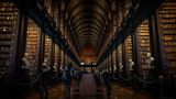 In der Trinity College-Bibliothek mit Leuten drinnen, die zu Besuch sind