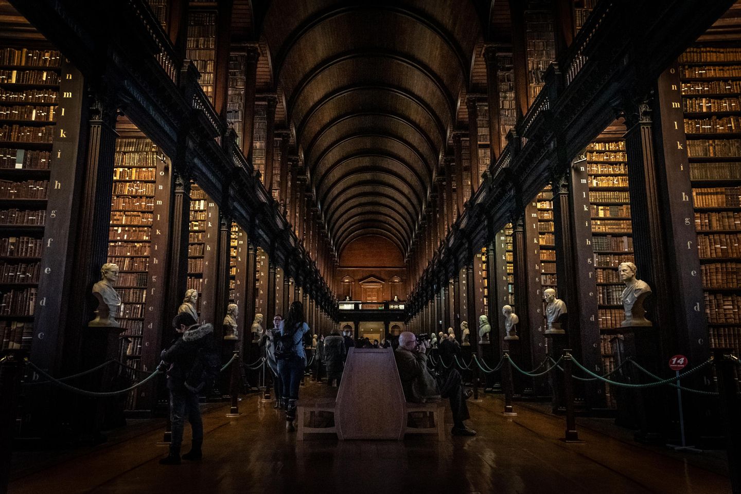 In der Trinity College-Bibliothek mit Leuten drinnen, die zu Besuch sind