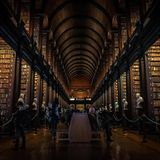 In der Trinity College-Bibliothek mit Leuten drinnen, die zu Besuch sind