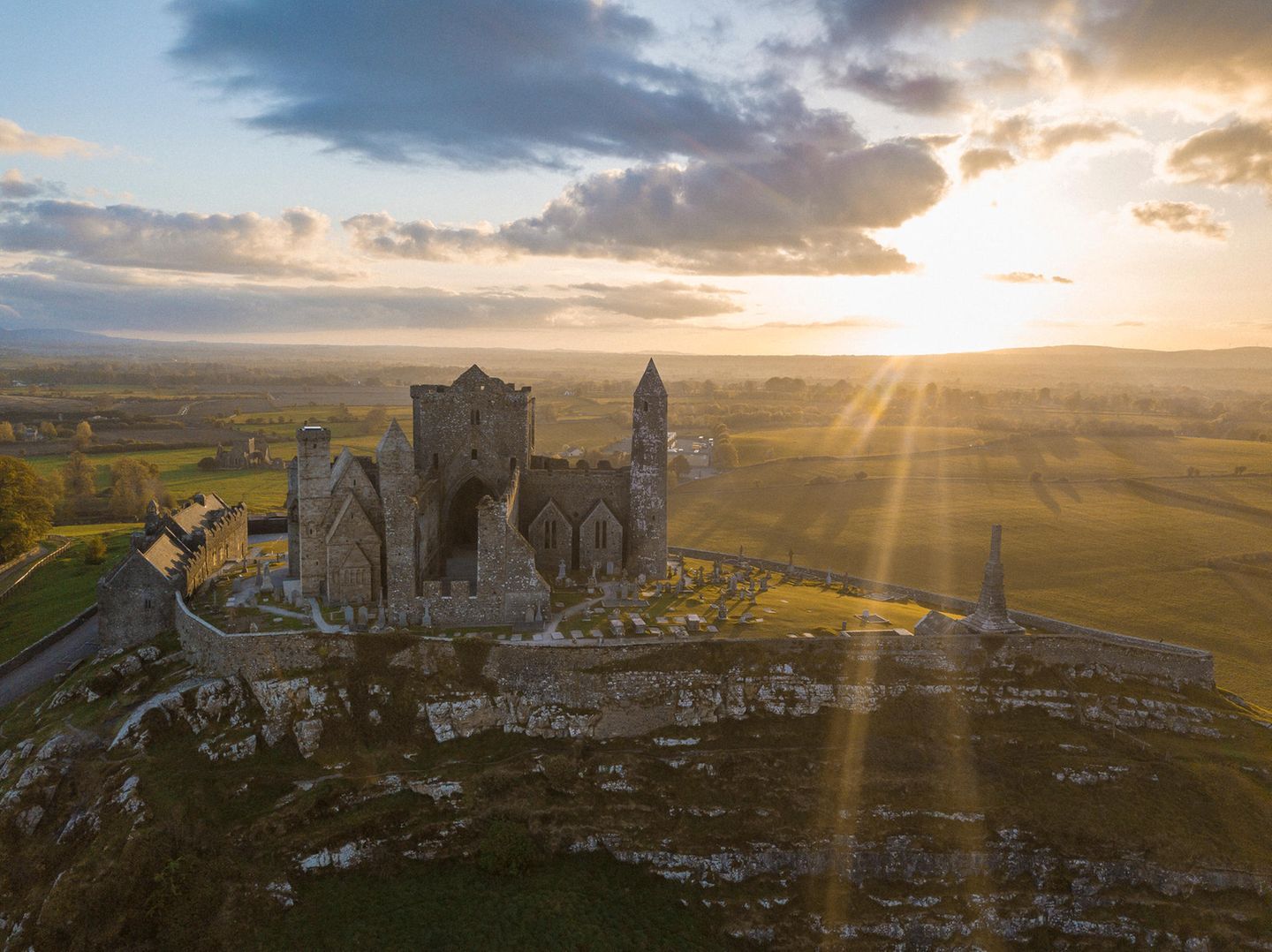 Ein Blick auf den Rock of Cashel mit dem Sonnenlicht dahinter