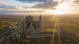 Ein Blick auf den Rock of Cashel mit dem Sonnenlicht dahinter
