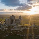 Ein Blick auf den Rock of Cashel mit dem Sonnenlicht dahinter