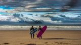 Surfer am Ufer des Brandon Bay
