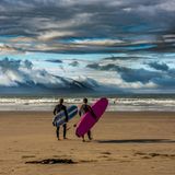 Surfer am Ufer des Brandon Bay