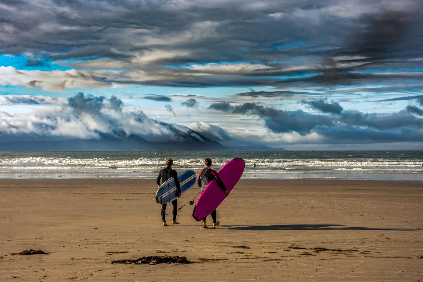 Surfer am Ufer des Brandon Bay