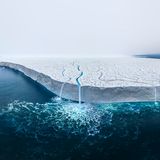 Sorgfältige Planung und günstige Wetterbedingungen waren die Voraussetzung für dieses eindrucksvolle Panorama der Eiskappe von Austfonna in Spitzbergen im Sommer. Das Bild ist zusammengesetzt aus 26 Einzelbildern.